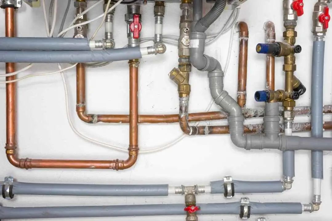How do leak prevention systems use algorithms to detect leaks?